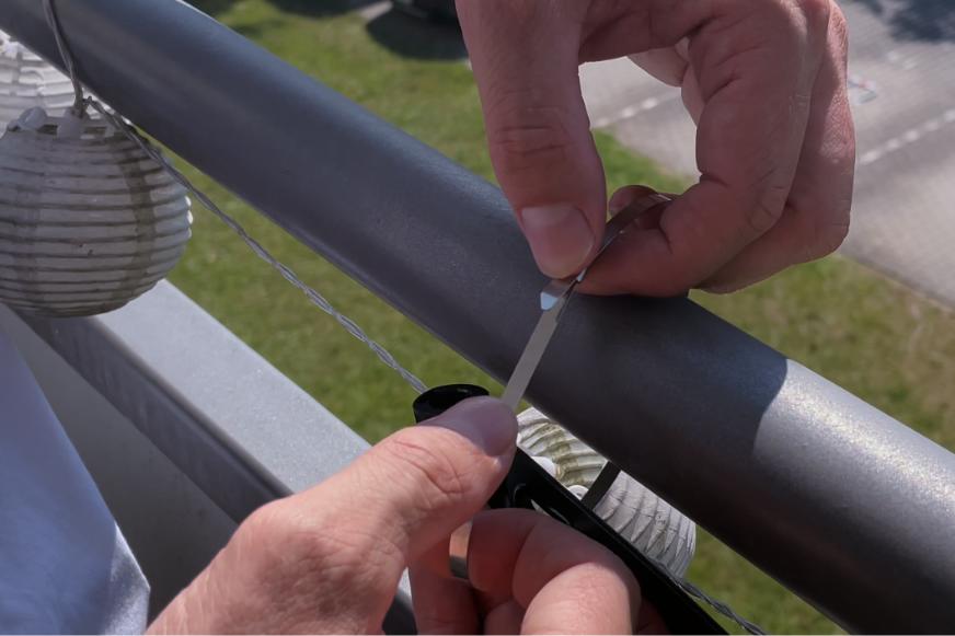 Das flexible und super leichte Balkonkraftwerk Solarmodul wird mit Edelstahlkabelbindern am Balkongeländer befestigt.